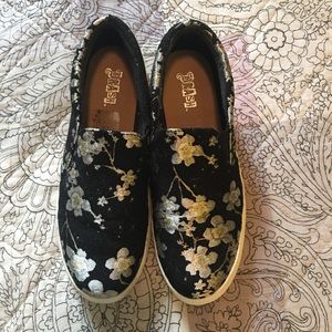 🚫SOLD🚫Brash embroidered sneakers